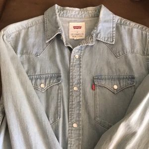 Levi’s light denim, button up, long sleeved shirt!